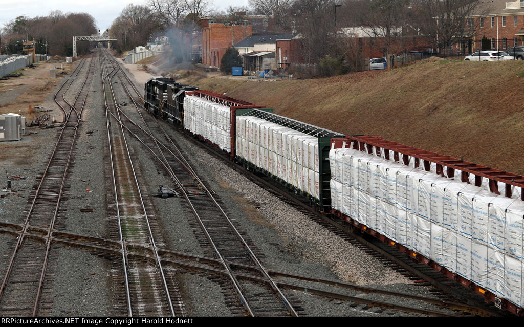 Train E60 blasts across Boylan Junction